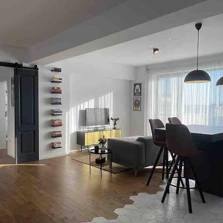 Modern 2-Bedroom Apartment In New Residence ไกรโอวา ภายนอก รูปภาพ
