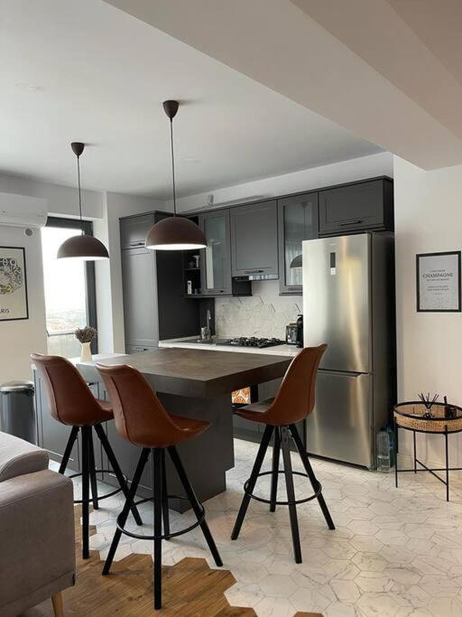 Modern 2-Bedroom Apartment In New Residence ไกรโอวา ภายนอก รูปภาพ