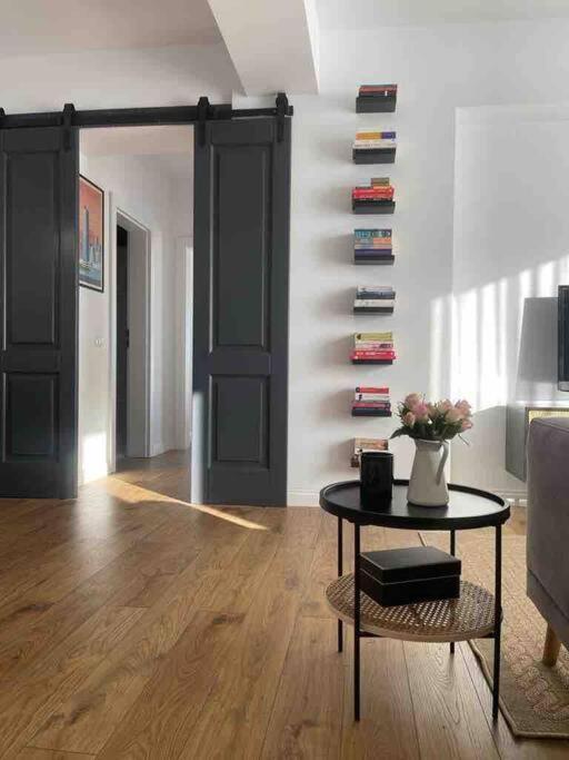 Modern 2-Bedroom Apartment In New Residence ไกรโอวา ภายนอก รูปภาพ