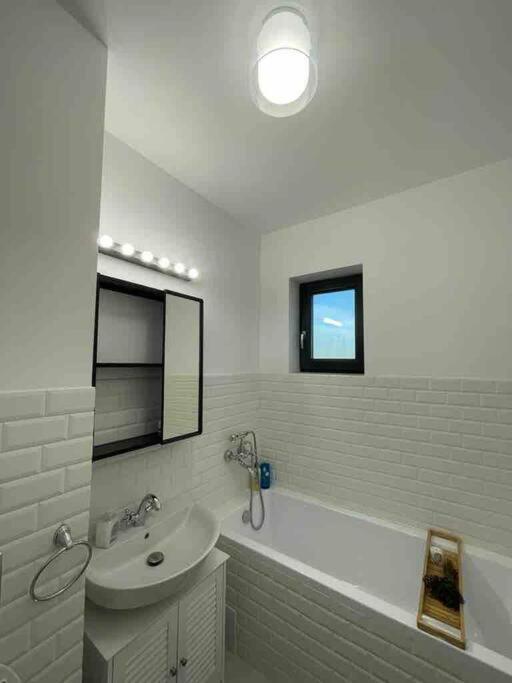 Modern 2-Bedroom Apartment In New Residence ไกรโอวา ภายนอก รูปภาพ