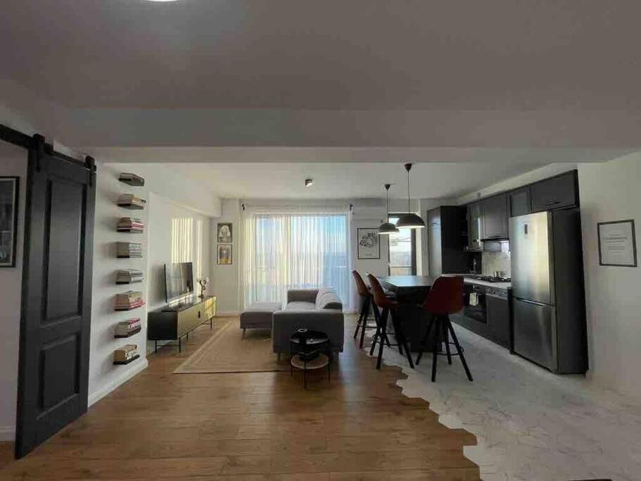 Modern 2-Bedroom Apartment In New Residence ไกรโอวา ภายนอก รูปภาพ