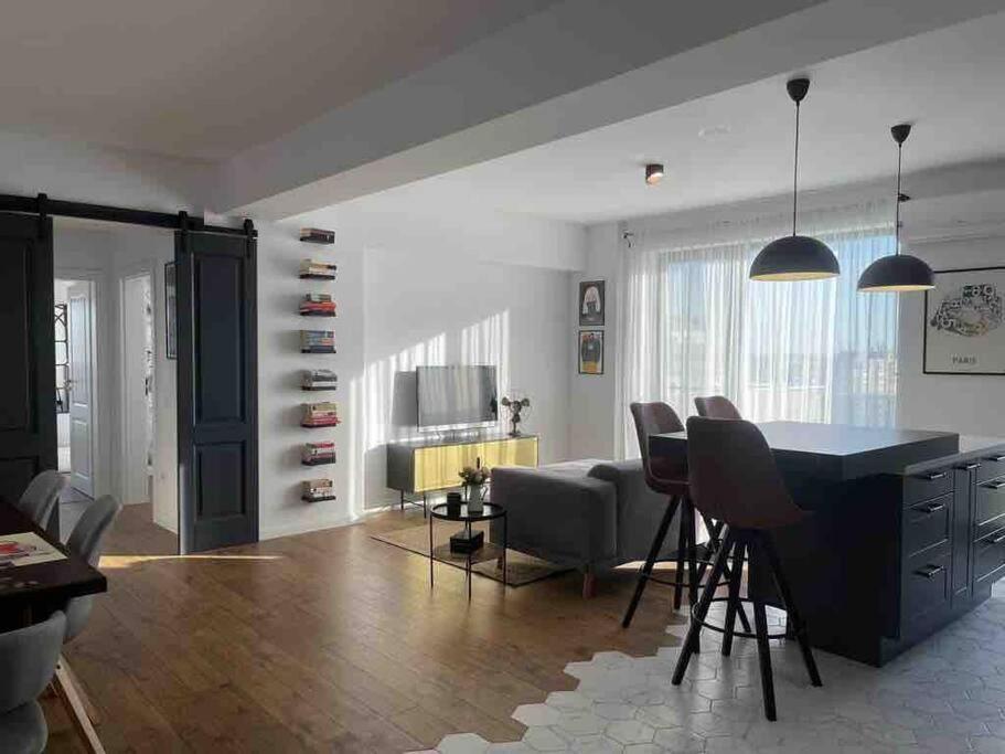 Modern 2-Bedroom Apartment In New Residence ไกรโอวา ภายนอก รูปภาพ