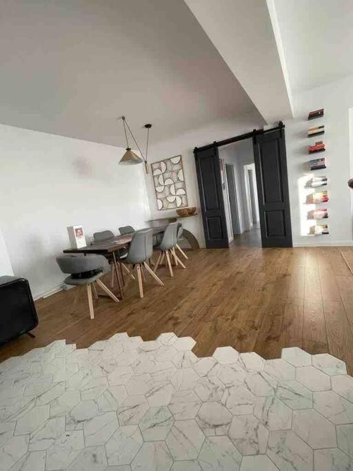 Modern 2-Bedroom Apartment In New Residence ไกรโอวา ภายนอก รูปภาพ