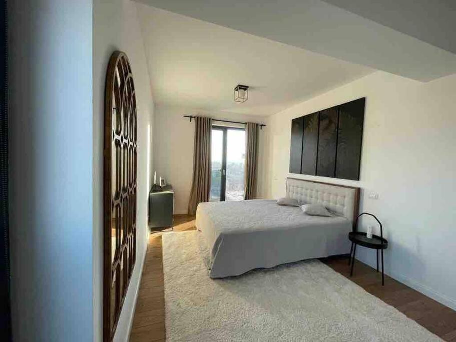 Modern 2-Bedroom Apartment In New Residence ไกรโอวา ภายนอก รูปภาพ