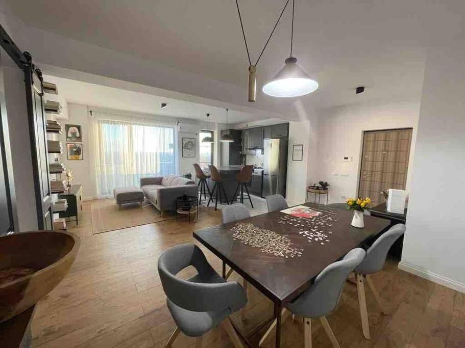 Modern 2-Bedroom Apartment In New Residence ไกรโอวา ภายนอก รูปภาพ