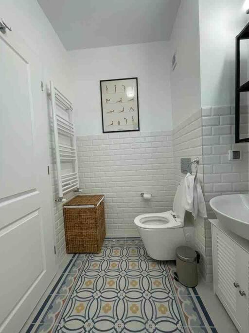 Modern 2-Bedroom Apartment In New Residence ไกรโอวา ภายนอก รูปภาพ